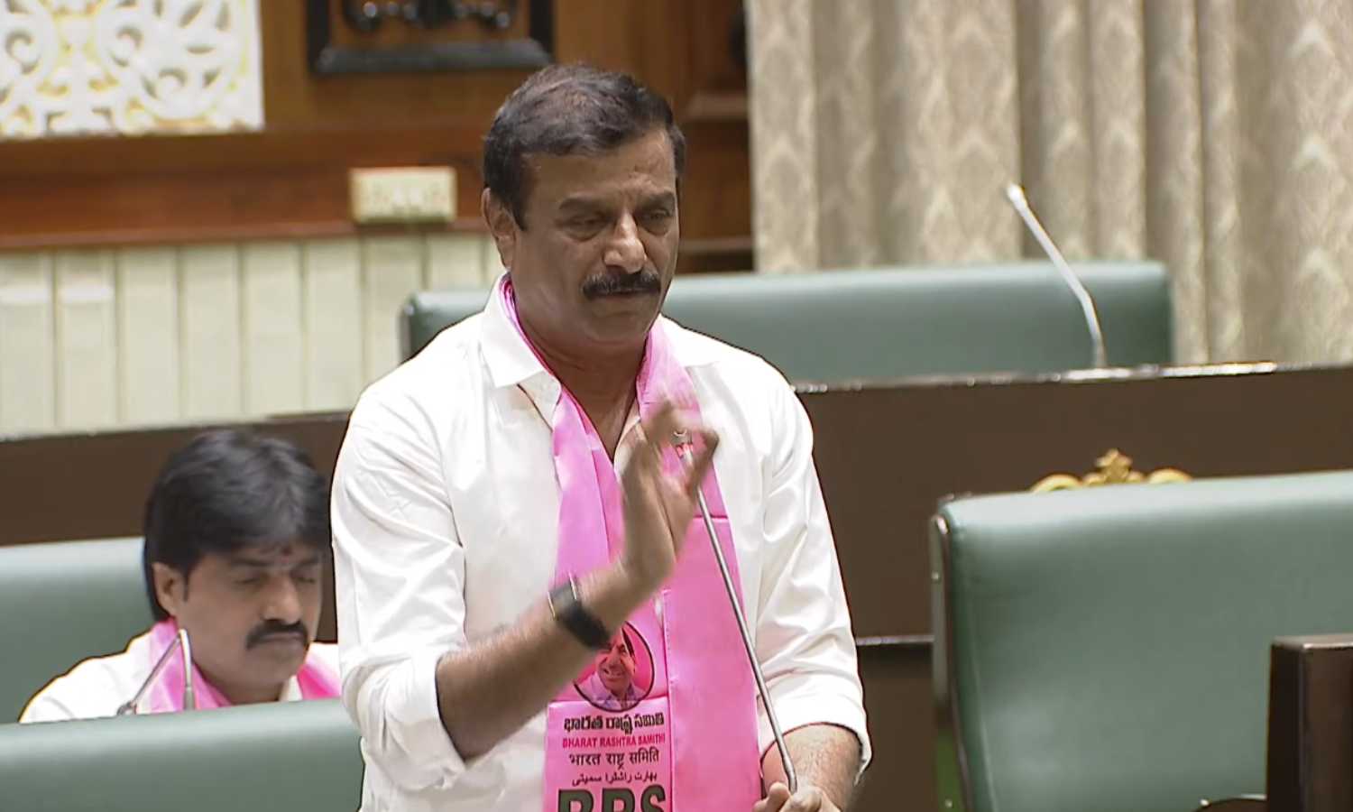 Urea shortage in Dubbak worsens as canal silt blocks water; MLA demands offline supply and urgent state action.