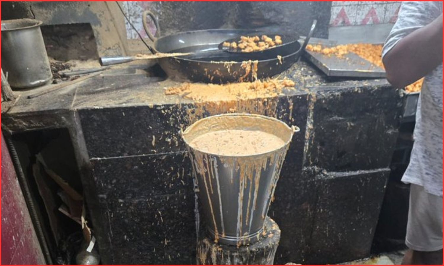 چارمینار میں غیر قانونی فاسٹ فوڈ گودام بے نقاب، بڑی مقدار میں مضر صحت اشیا ضبط | Food Safety Raid