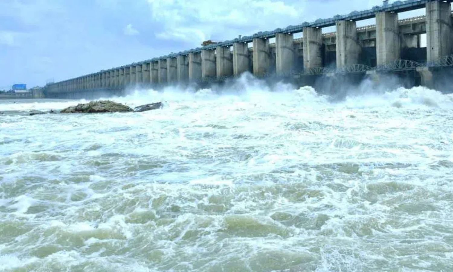جورالا ذخیرہ آب کے 10 دروازے کھول دیے گئے | Jurala Reservoir