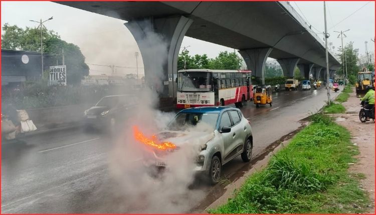 پی وی این آر ایکسپریس وے پر کار کے انجن میں آگ، راجندر نگر ٹریفک پولیس کی بروقت کارروائی سے بڑا حادثہ ٹل گیا | Car Fire