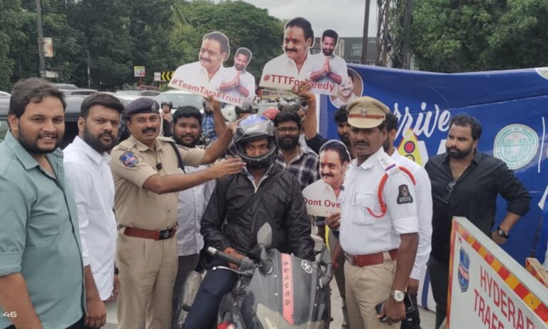 حیدرآباد ٹریفک پولیس کی سڑکوں پر آگاہی مہم، ہیلمٹ تقسیم|Arrive Alive Campaign