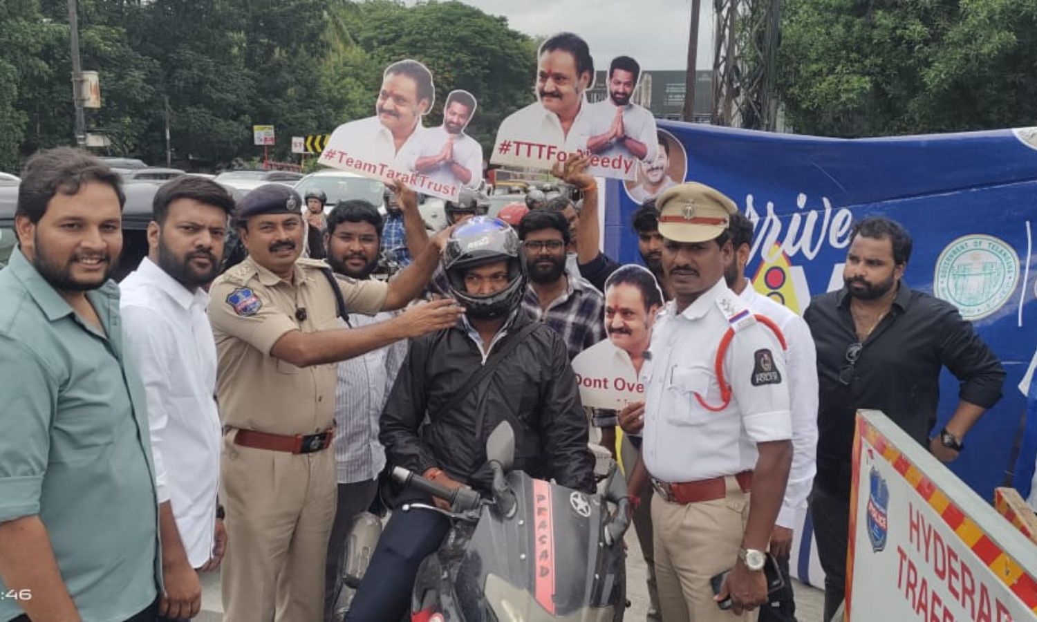 حیدرآباد ٹریفک پولیس کی سڑکوں پر آگاہی مہم، ہیلمٹ تقسیم|Arrive Alive Campaign