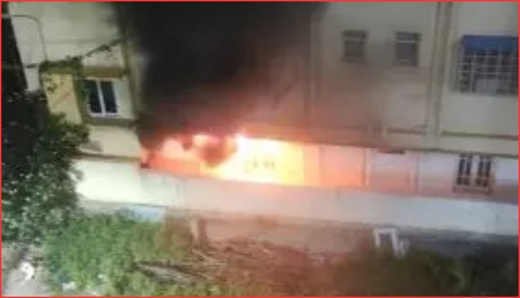منی کونڈہ میں واشنگ مشین دھماکے کے بعد لگی آگ، فائر بریگیڈ کی تاخیر پر سوالات | Manikonda Fire