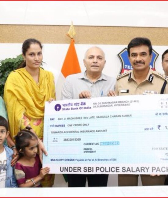 کانسٹیبل کے خاندان کو ₹1 کروڑ کا انشورنس چیک | Constable Insurance Cheque