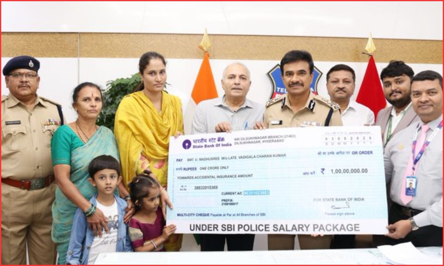 کانسٹیبل کے خاندان کو ₹1 کروڑ کا انشورنس چیک | Constable Insurance Cheque