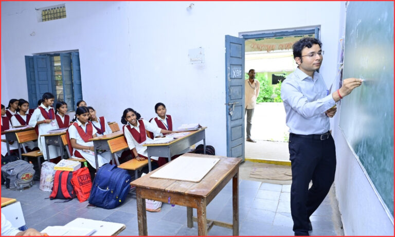 نرمل کلکٹر کا طالبات سے منفرد تعلیمی مکالمہ | Classroom Motivation