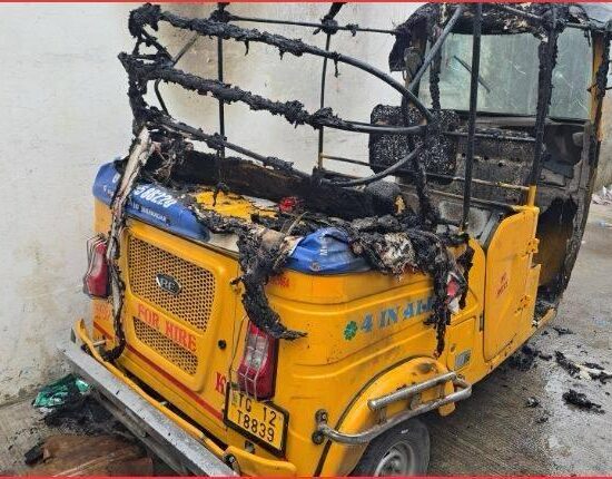 چندرائن گٹہ میں آٹو رکشہ میں آگ | Auto Fire