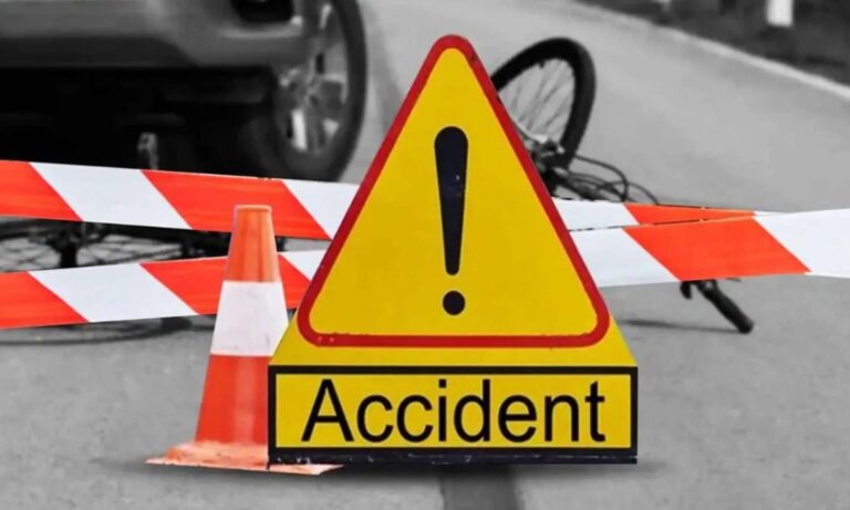کریم نگر میں طالب علم ہلاک، 2 زخمی | Karimnagar Road Accident