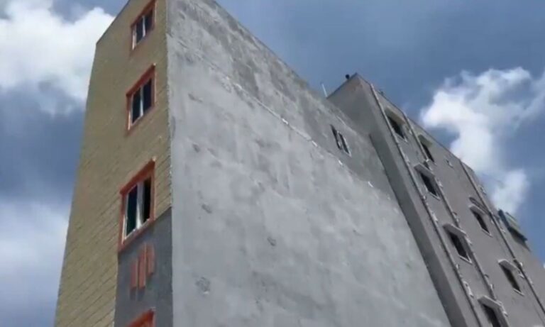 گوپن پلی میں عمارت خطرناک حد تک جھکی | Gopanpally Building Tilted