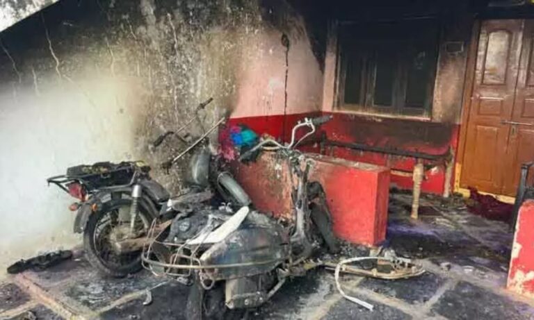 ایدولاپورم میں دو موٹر سائیکلیں نذر آتش | Vehicle Arson