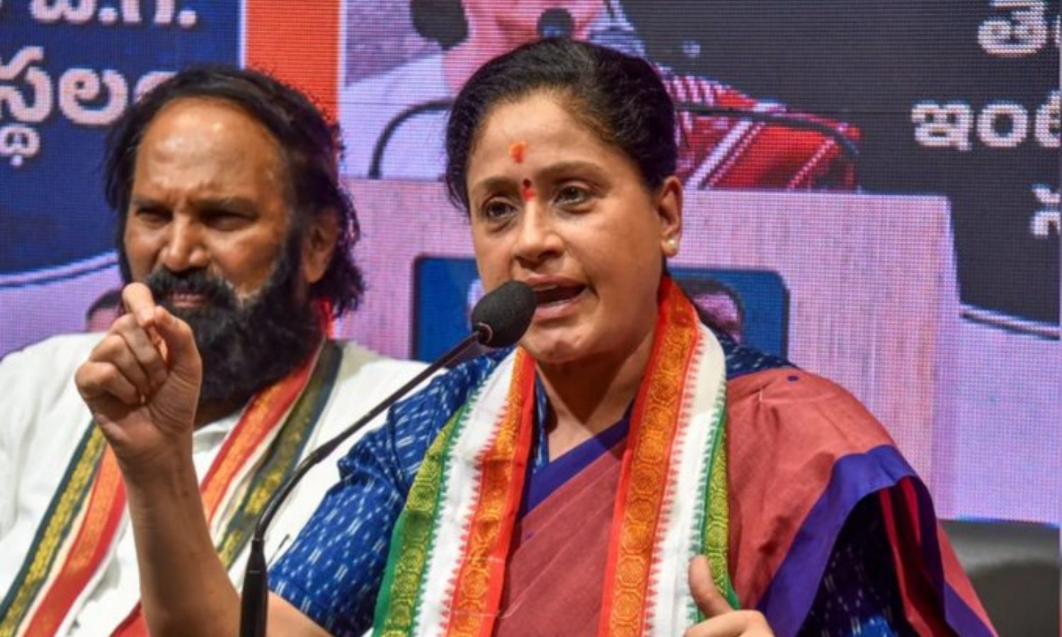تلنگانہ کابینہ میں توسیع کی قیاس آرائیاں، وجئے شانتی کو وزارت ملنے کی اطلاعات | Vijayashanti Cabinet