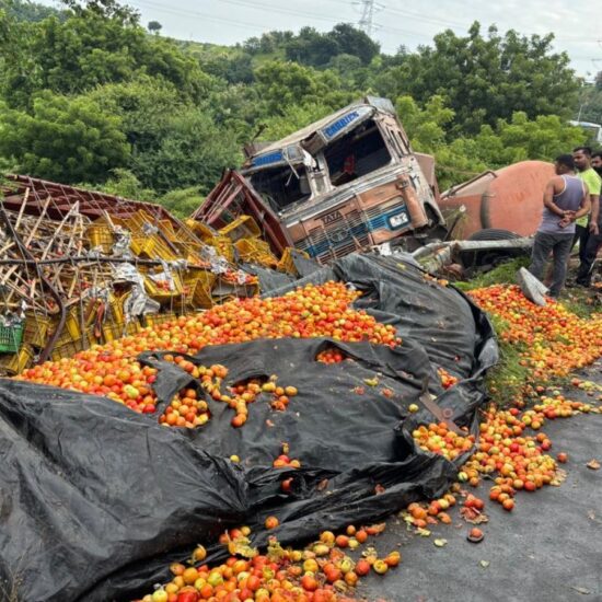 عادل آباد ٹرک تصادم ، طویل ٹریفک جام | Lorry Collision