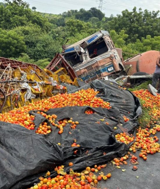 عادل آباد ٹرک تصادم ، طویل ٹریفک جام | Lorry Collision