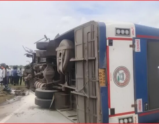 کاماریڈی بس حادثہ، ڈرائیور فوت | Bus Accident Kamareddy