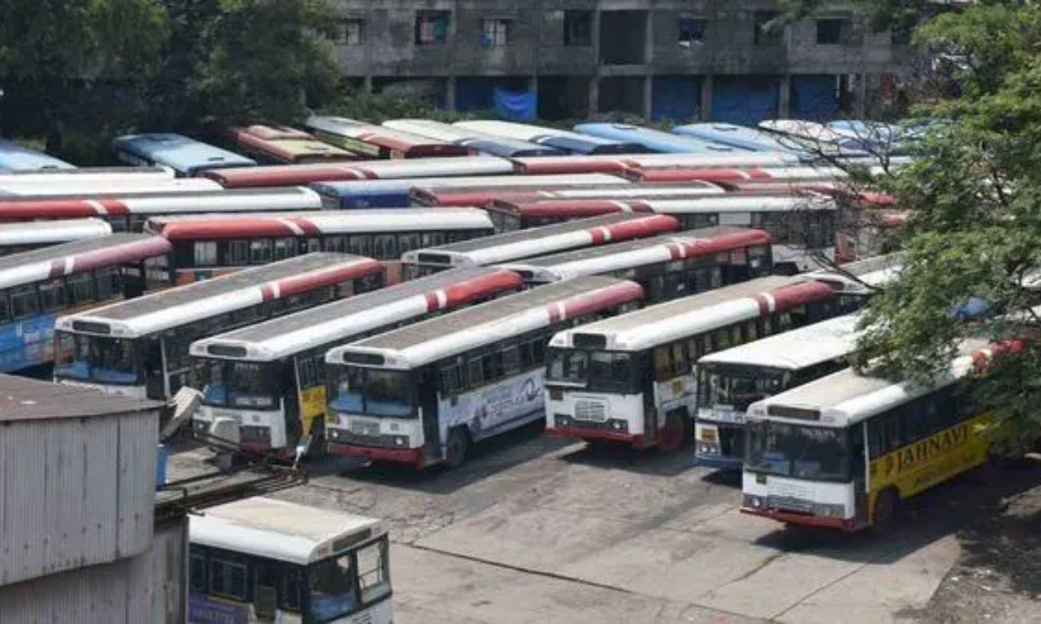 دسہرہ کے بعد واپسی مہنگی، بسوں کی قلت | Dussehra Return Fares