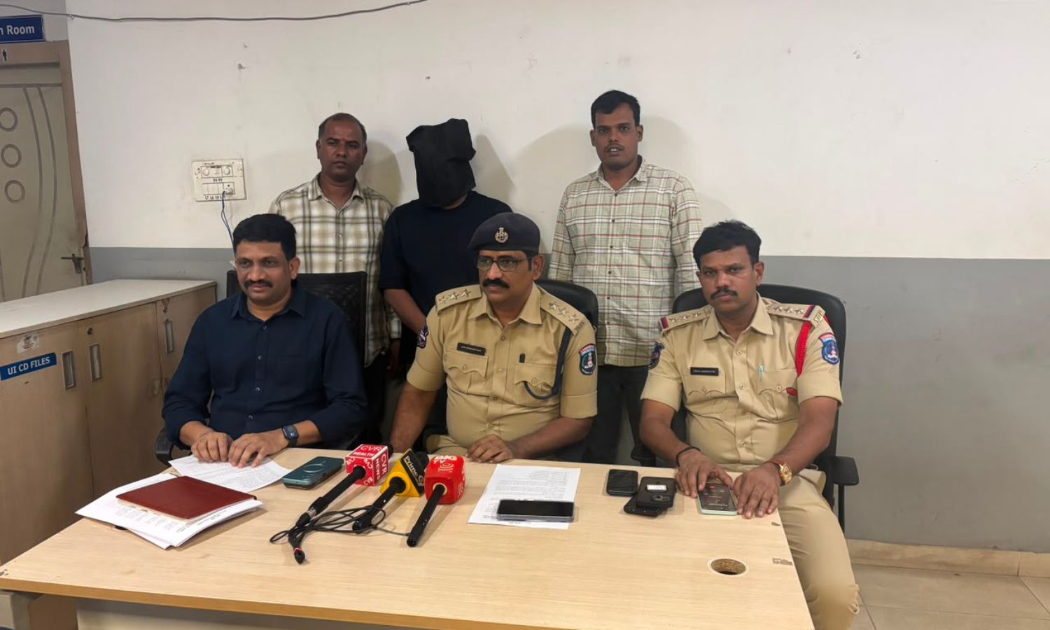 او ایل ایکس موبائل فراڈ میں 31 سالہ شخص گرفتار | OLX Fraud Network